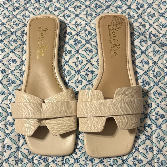 Stylish Women's Flats in Gold, Cream, and Multicolor - Picture 3 of 4